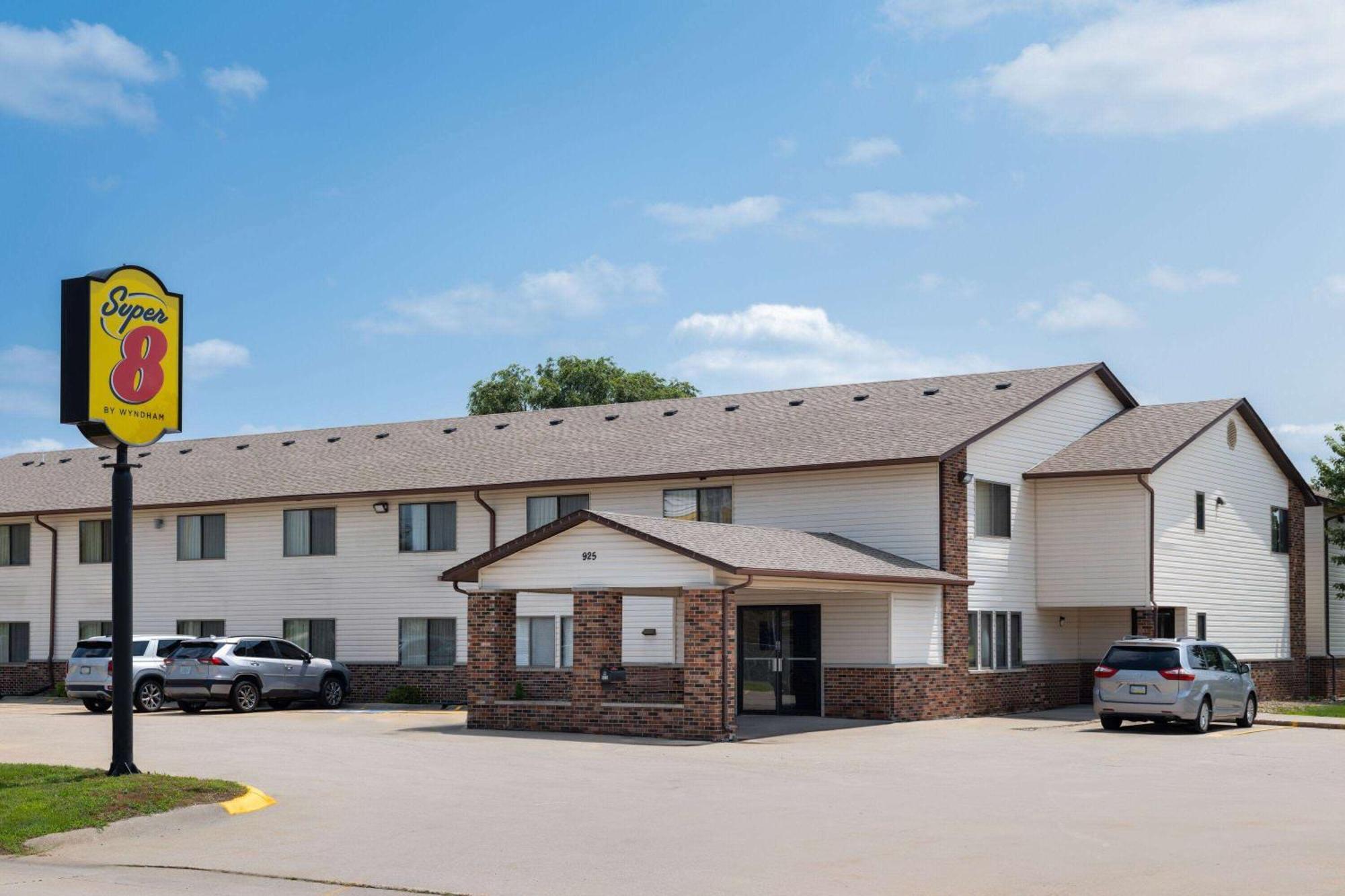 Super 8 by Wyndham Dyersville Eksteriør billede